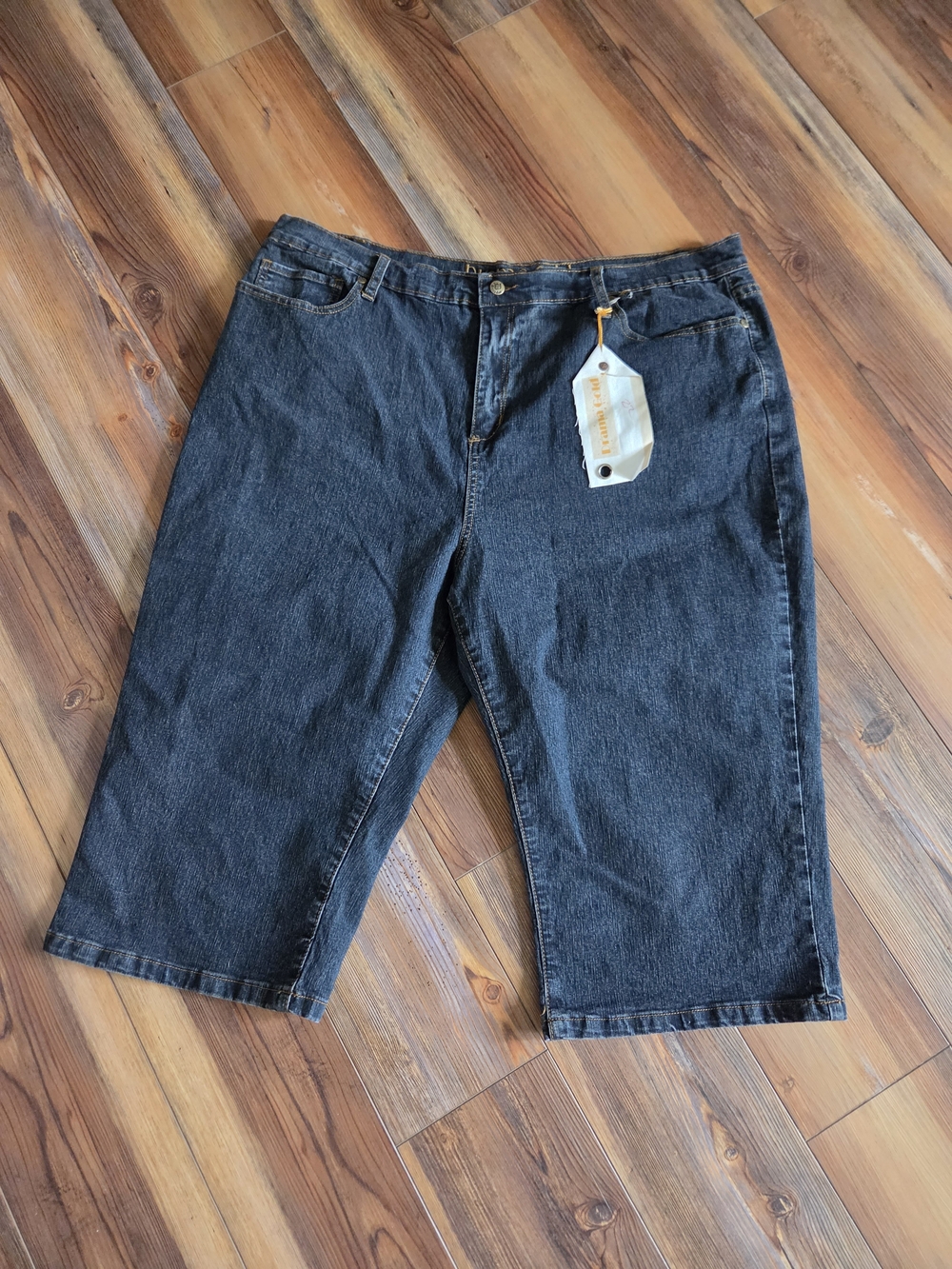 Women's Capris Size 22 By Drama Gold